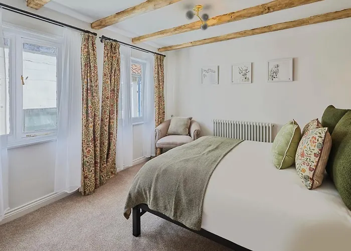 Host & - Cragg * Whitby