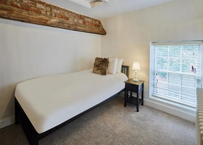 Host & - Cragg * Whitby