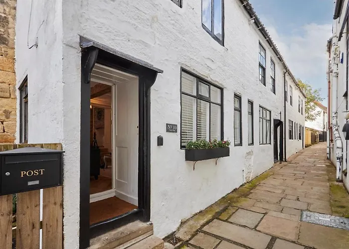 Host & - Cragg * Whitby